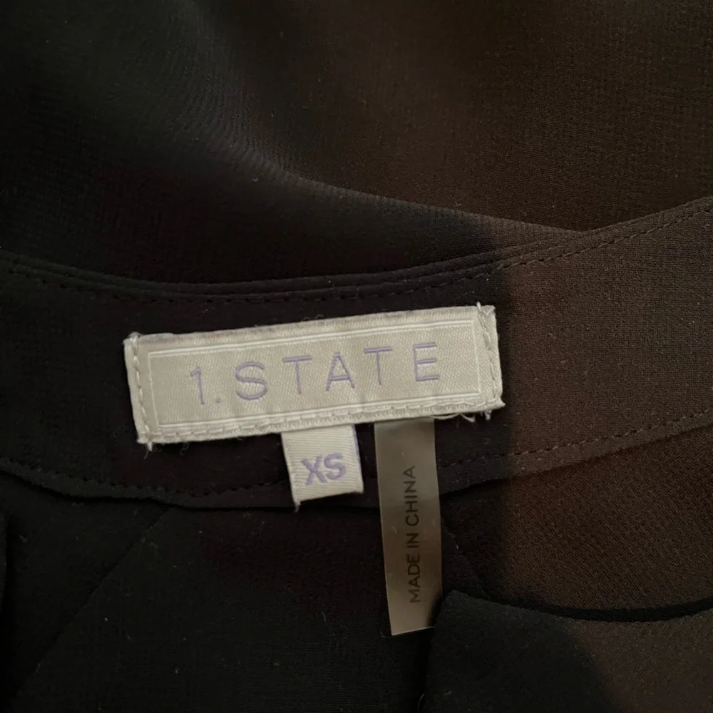STATE Elegant Black Blouse with Shoulder Cut-Outs - Picture 2 of 3